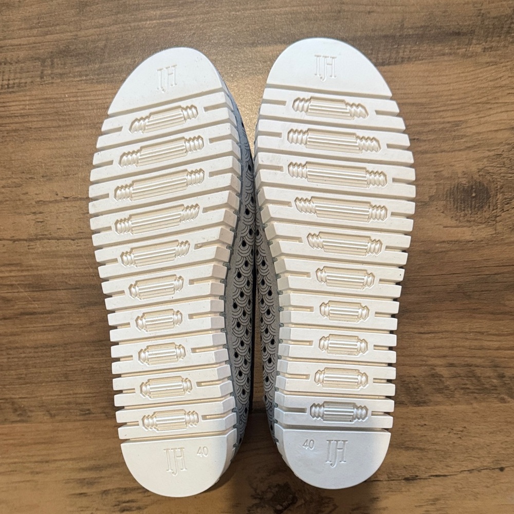 Stylish Gray Women's Shoes - Picture 4 of 4